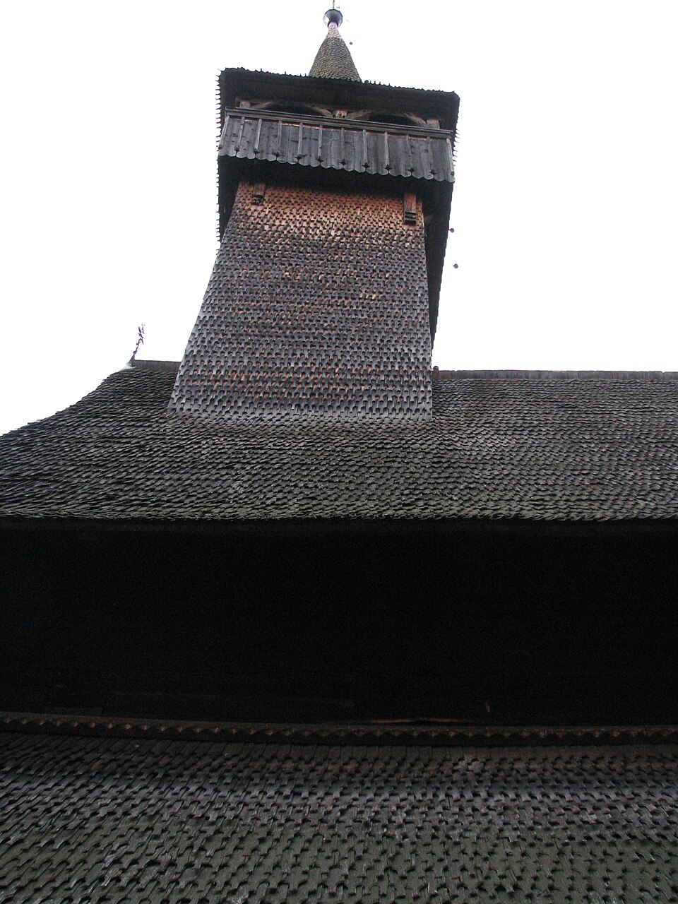 Galeria clopotelor și șindrila bisericii Ieud Deal, văzute de la sol în 2011.
