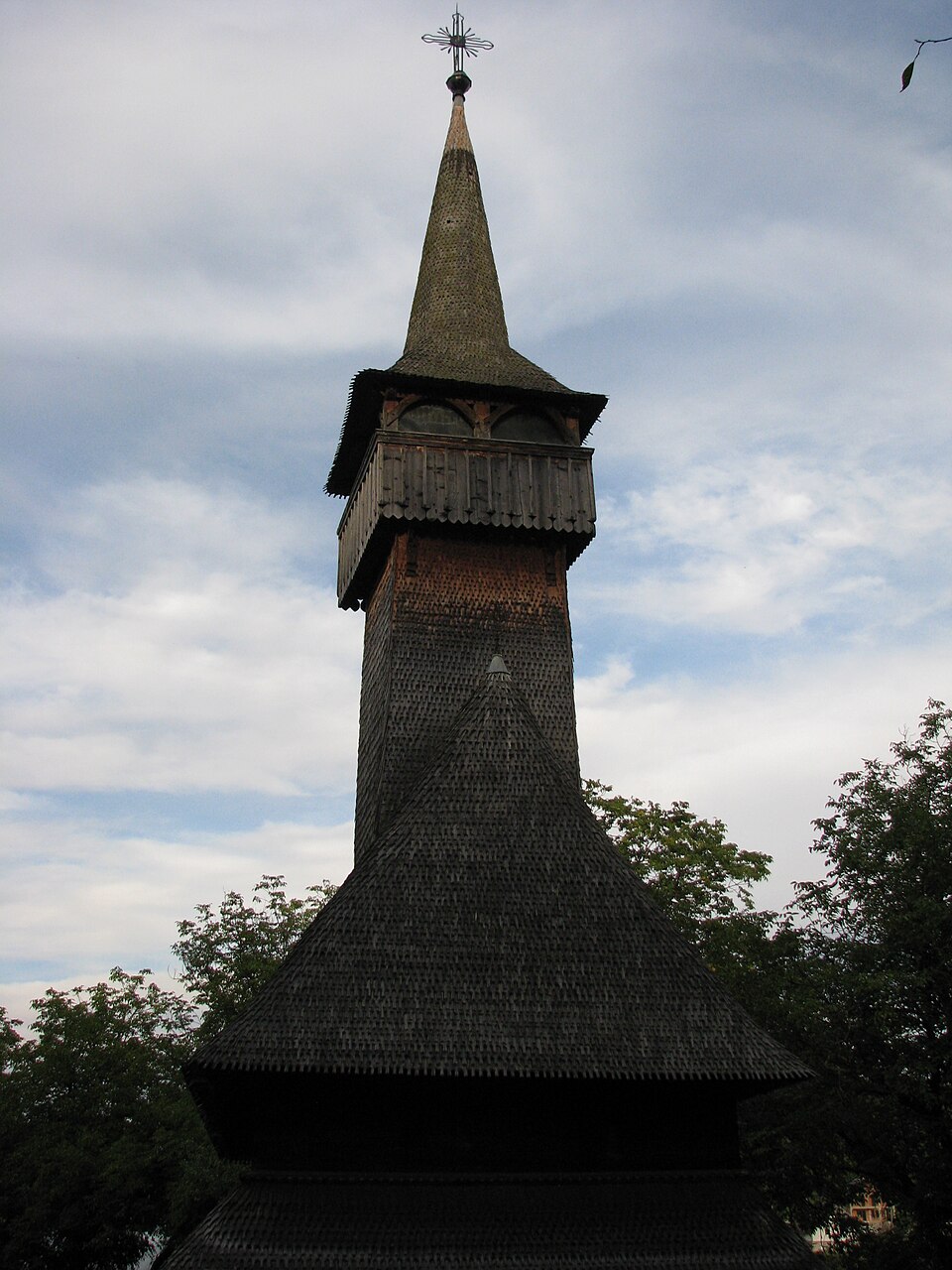 Turnul peste pridvor, cu învelitoarea mai veche, fotografie din 2011.