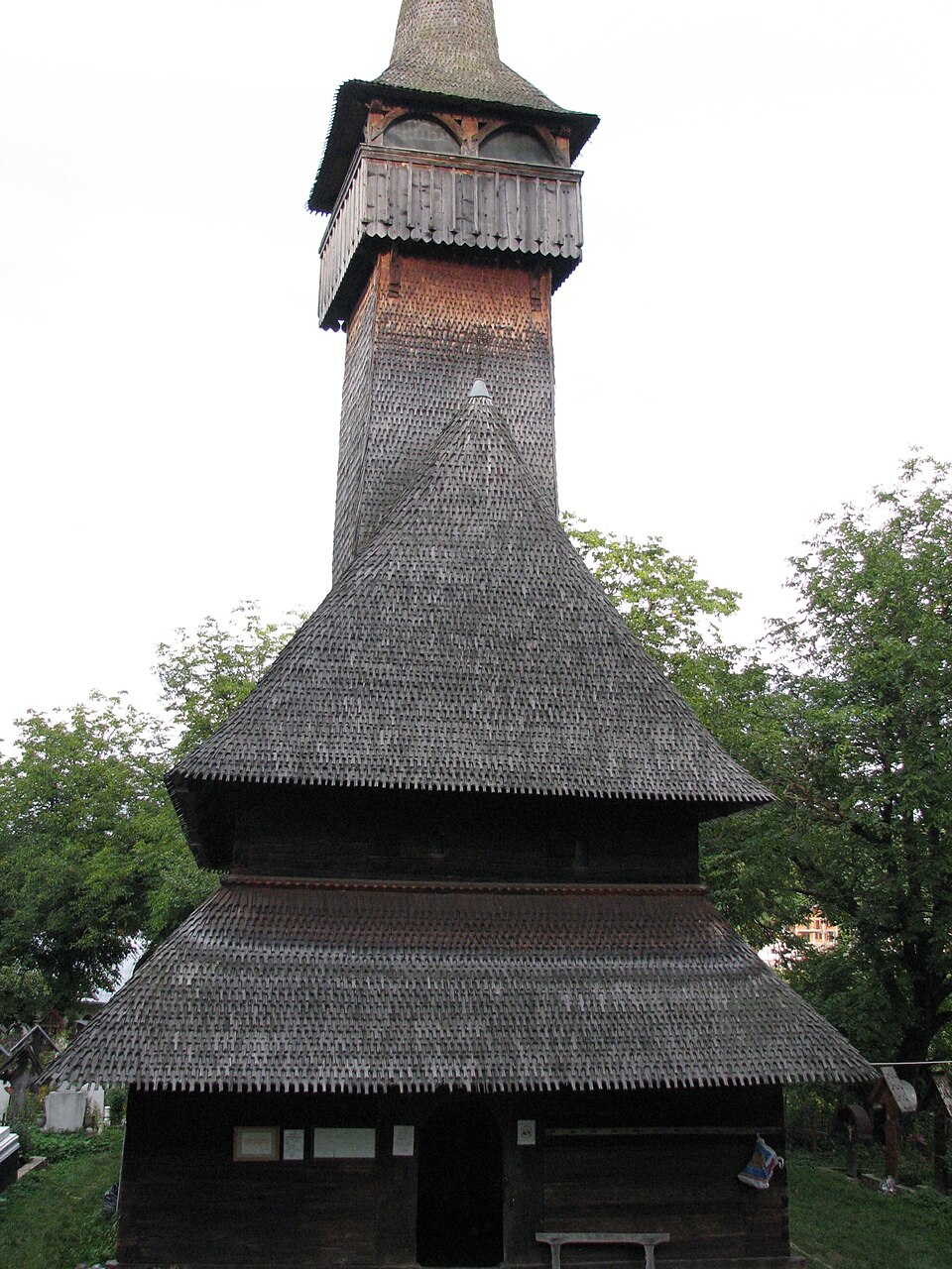 Fațada cu pridvor și turnul, fotografie din 2011.