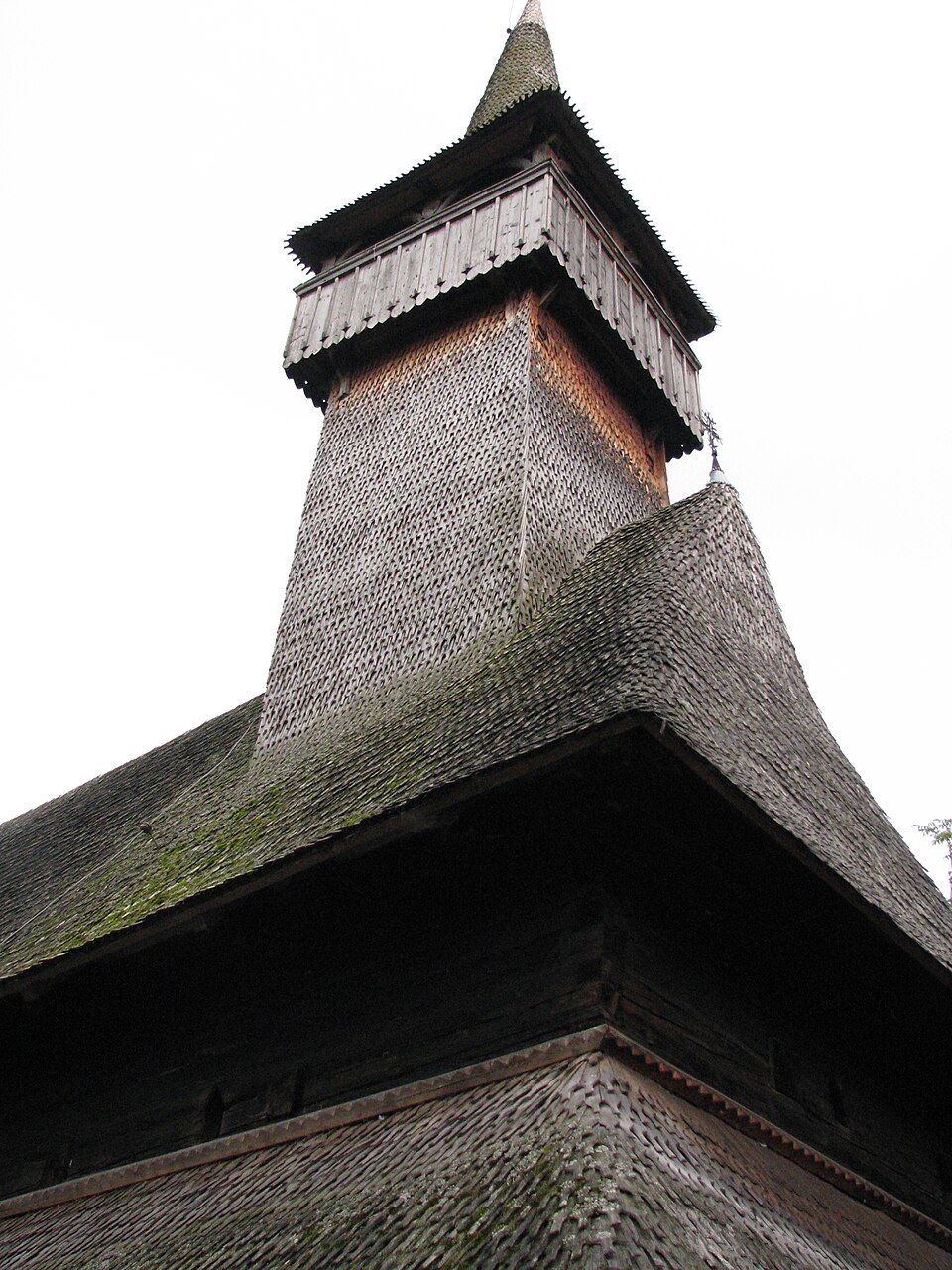 Latura bisericii și racordurile turnului la acoperiș, fotografie din 2011.