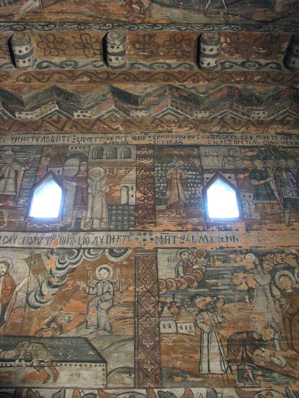 Pictura murală și cele două ferestre mici din interior, fotografie din 2011.