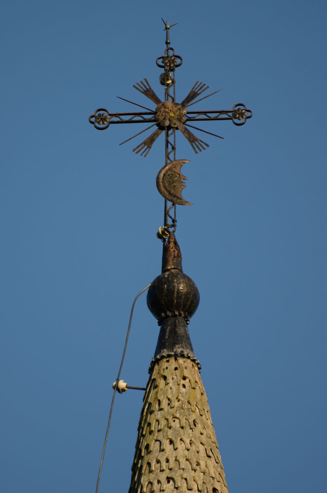Crucea din vârful fleșei, contraplonjeu de la sol.