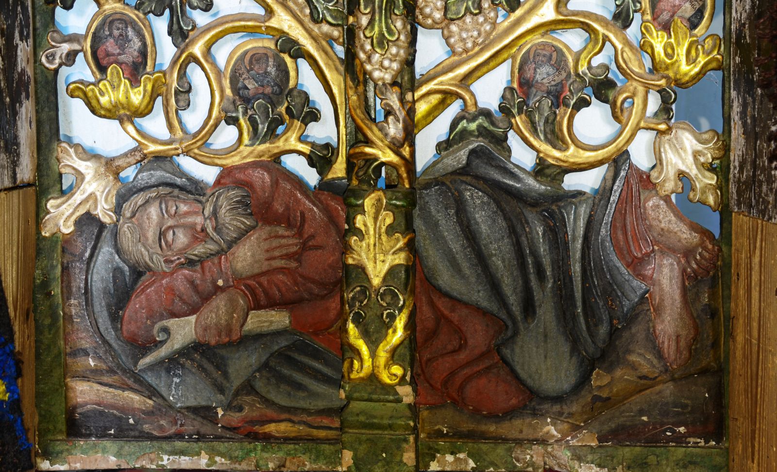 Detaliu al ușilor împărătești, cu sculptură și pictură.