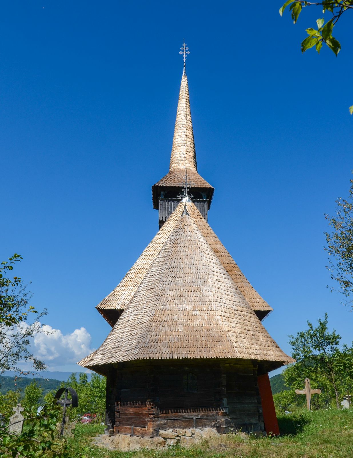 Biserica UNESCO de pe dealul Jbâr din Bârsana: pridvor, turn și acoperiș cu două poale; nu mănăstirea modernă.