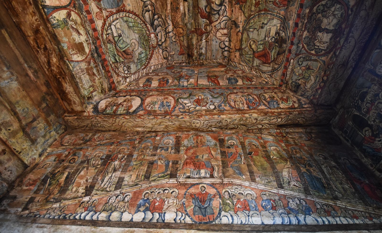 Bolta pictată și peretele interior, vedere în sus.