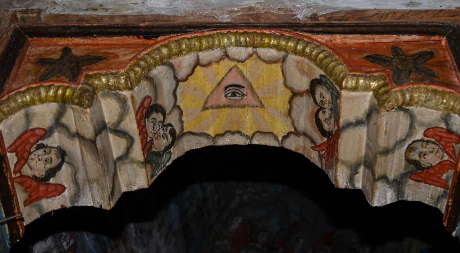 Portalul dintre încăperi și decorul pictat din jur.