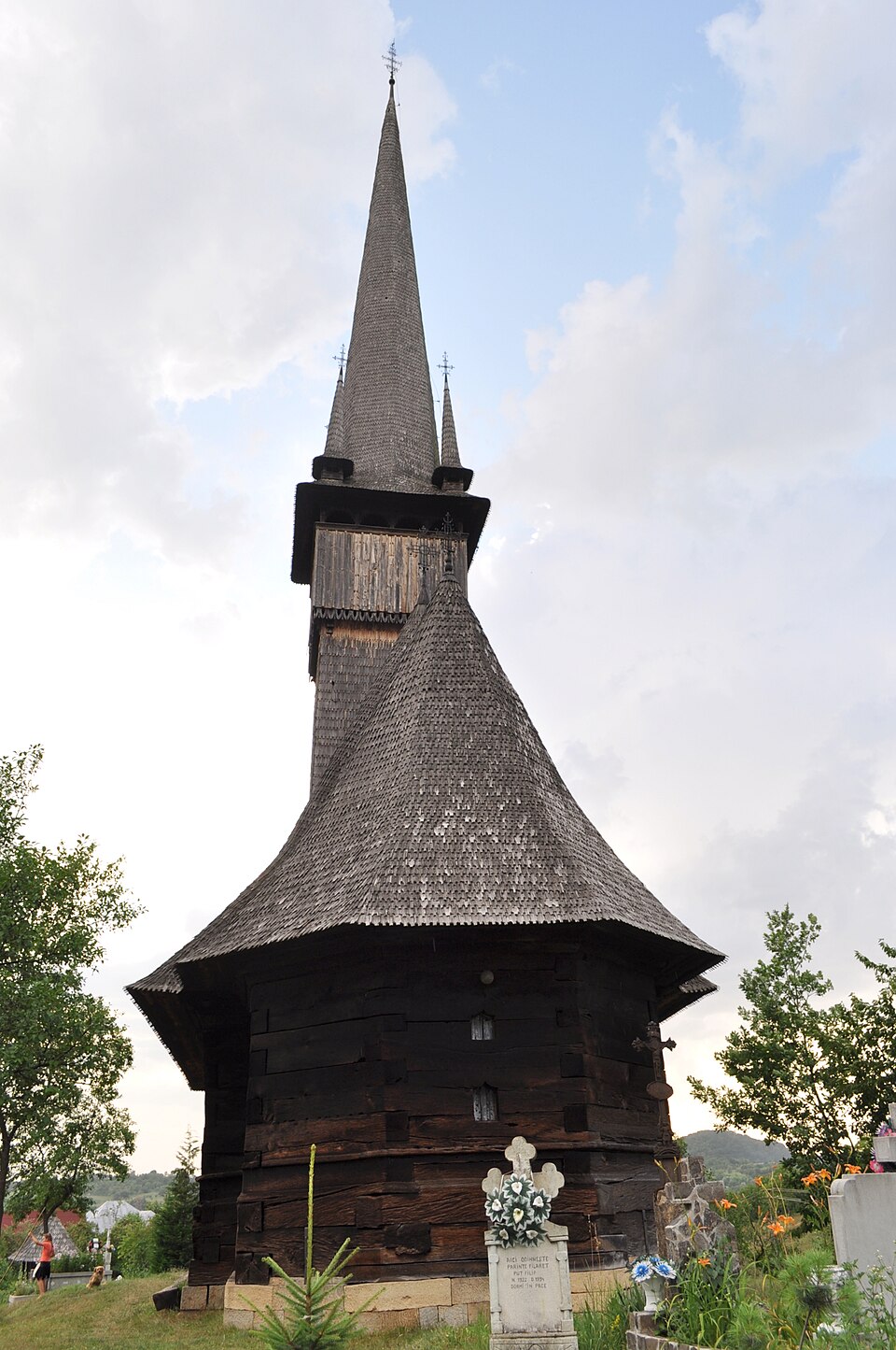 Biserica și turnul înalt, văzute frontal din incintă.