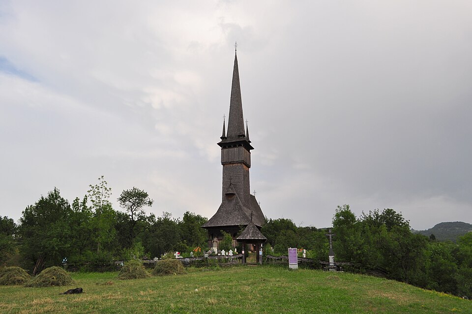 Ansamblu în cimitir, cu întreaga siluetă.