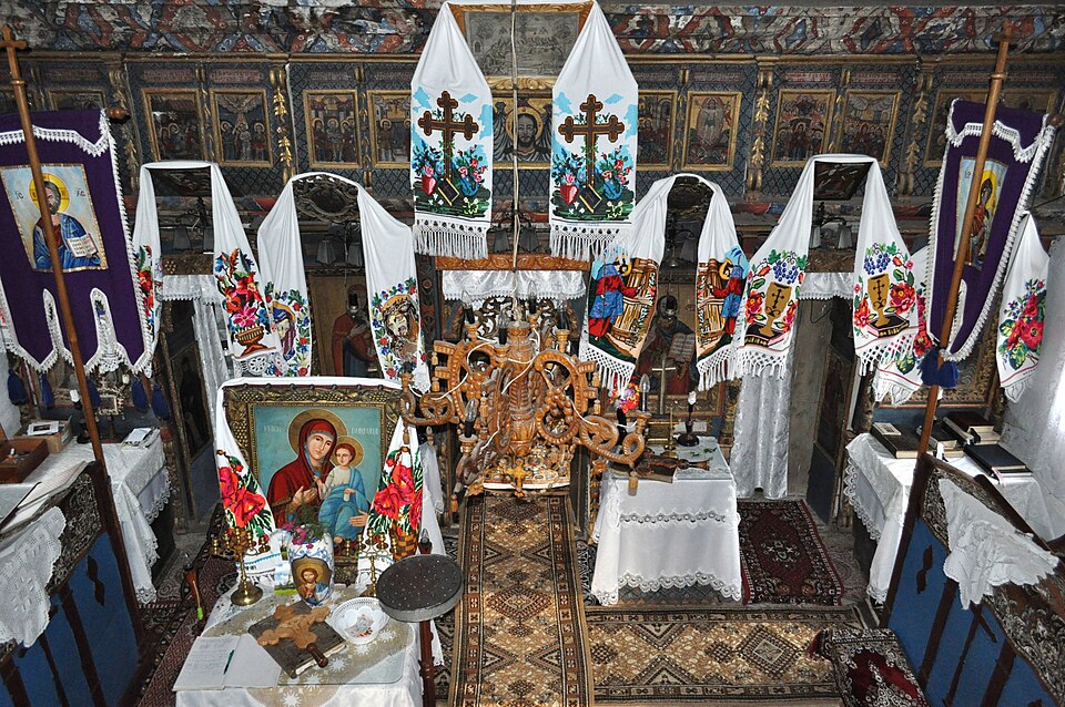 Naosul, mobilierul și iconostasul, văzute de la înălțime din interior.
