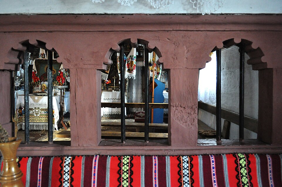Balconul interior și deschiderile sale.