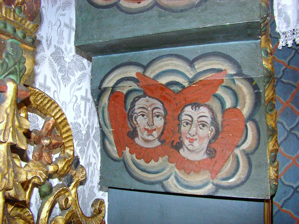 Detaliu sculptat al iconostasului.