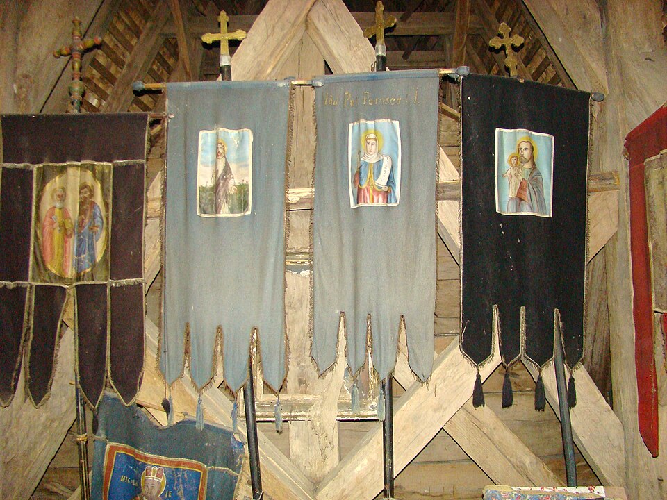 Mobilier liturgic de lemn în interior.