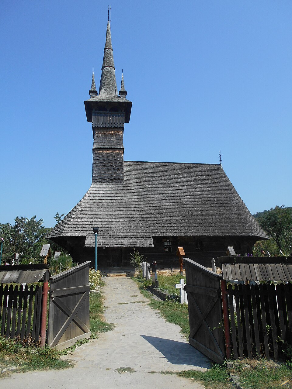 Biserica văzută de pe aleea de acces.
