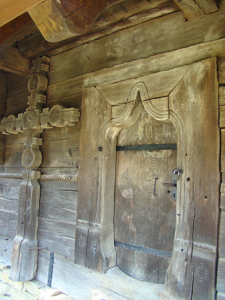 Portalul de acces și decorul sculptat.