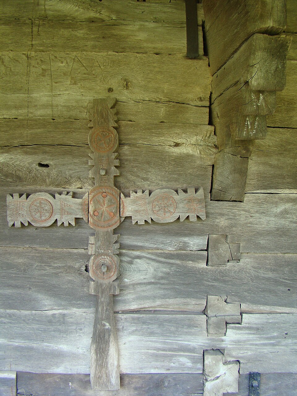 Stâlp și ornament sculptat al fațadei.