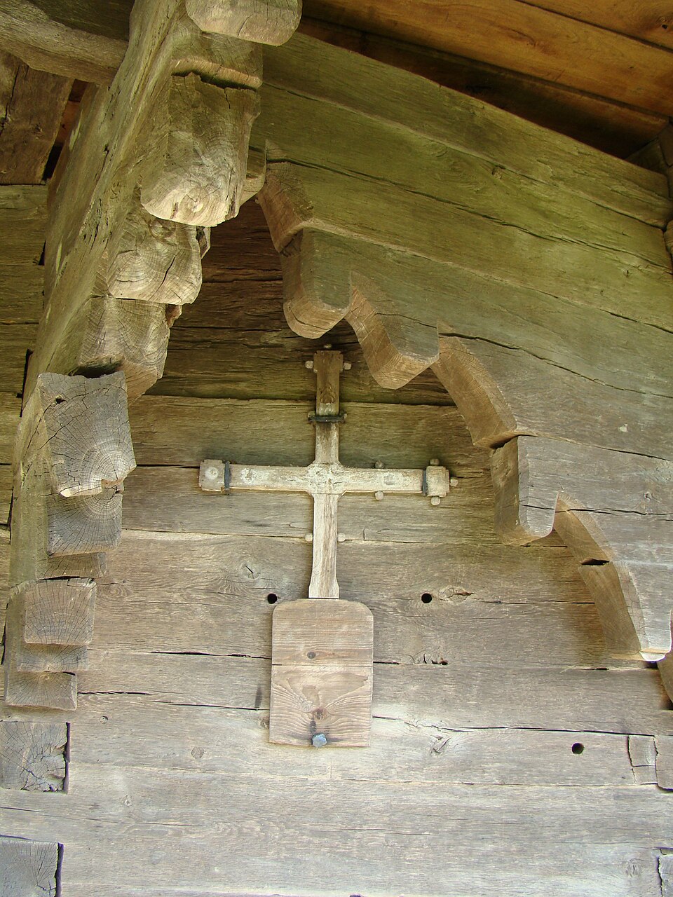 Cruce și console la colțul exterior.