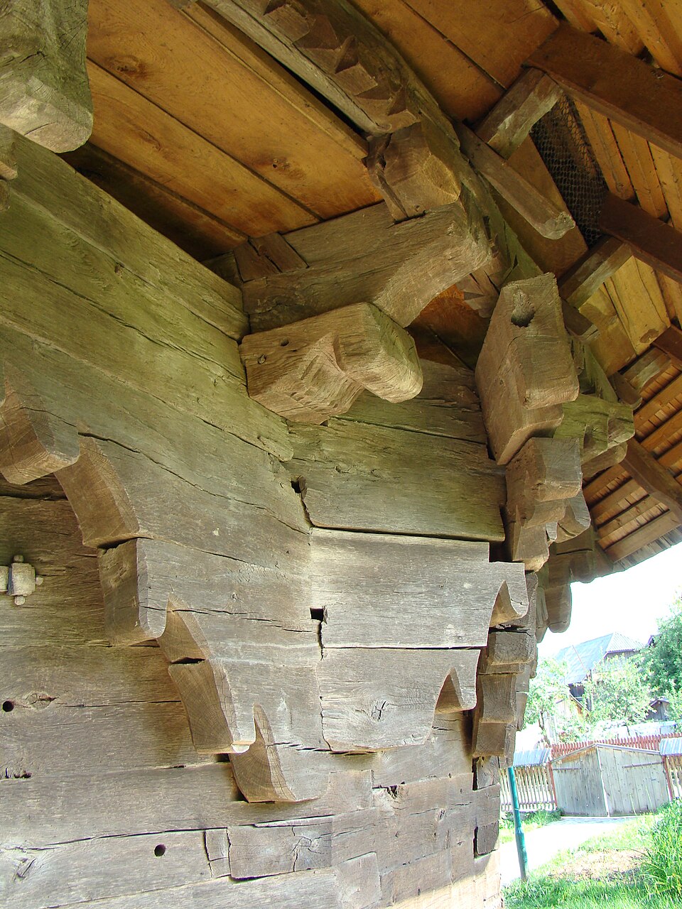 Colț de bârne și elemente sculptate.