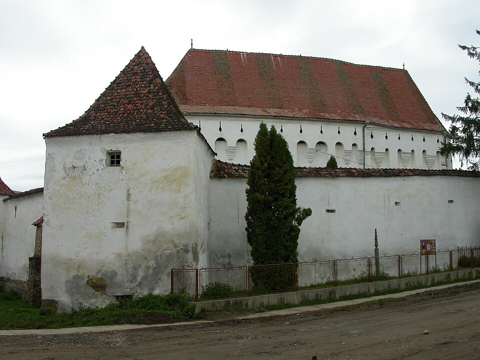 Biserica, turnul de incintă și zidul exterior.