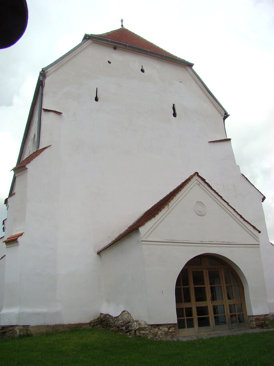 Fațada de acces și portalul gotic.