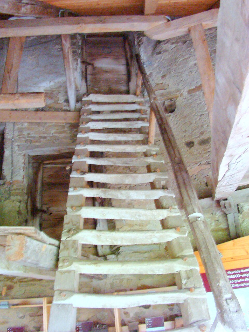 Scară de lemn și structură interioară a fortificației.
