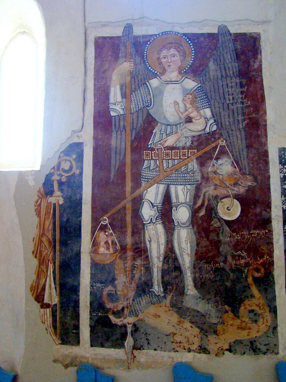 Frescă medievală păstrată pe peretele interior.