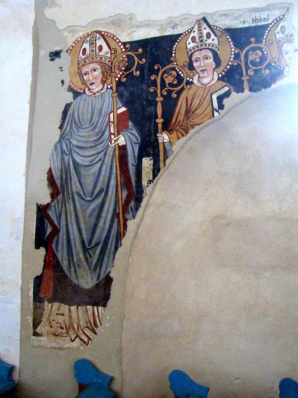 Figuri ale picturii murale și marginea stratului păstrat.