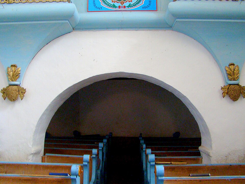Arc interior și galeria de lemn.