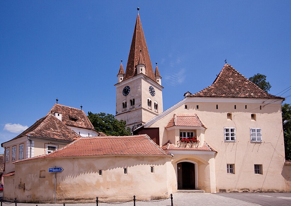 Biserica Sfânta Walburga și turnurile incintei, din stradă.