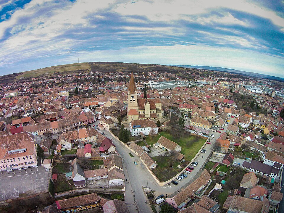 Fotografie aeriană oblică a bisericii din centrul Cisnădiei.