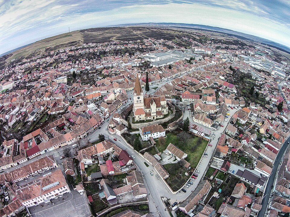 Altă perspectivă aeriană asupra incintei și acoperișurilor.