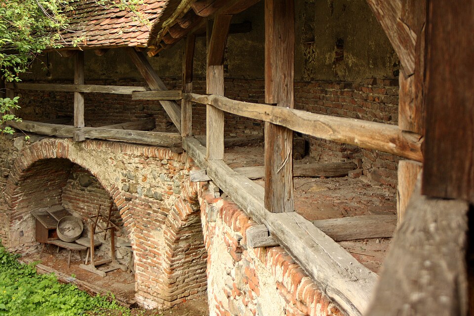 Galerie de apărare, grinzi și arcade de zidărie.