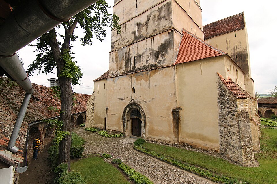 Biserica văzută din curtea interioară.