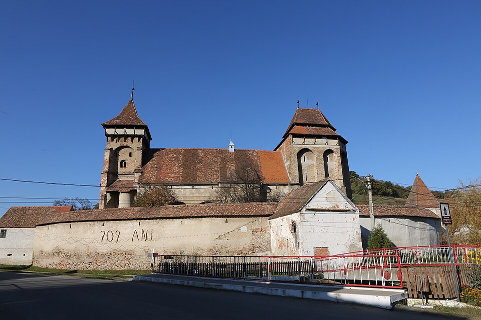 Biserica fortificată, turnurile și zidul incintei.