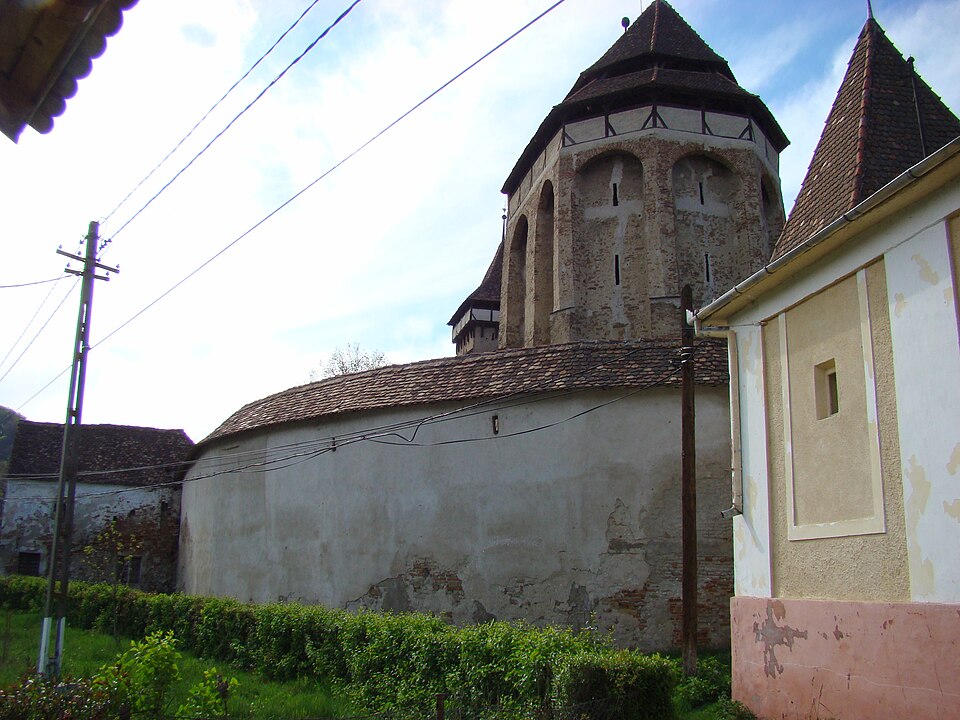 Corul supraînălțat defensiv și zidul exterior.
