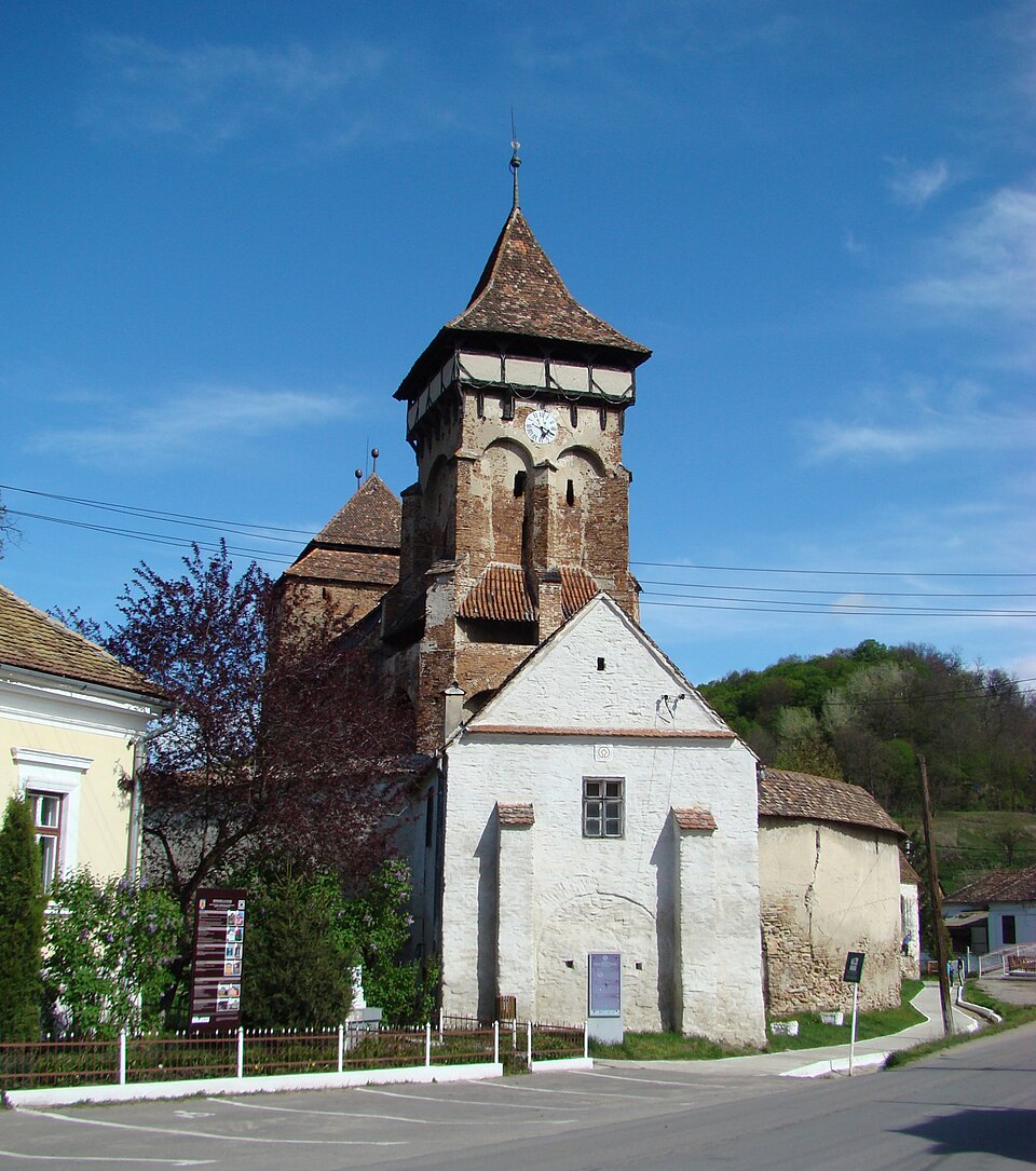 Fațada de acces și turnul-clopotniță.