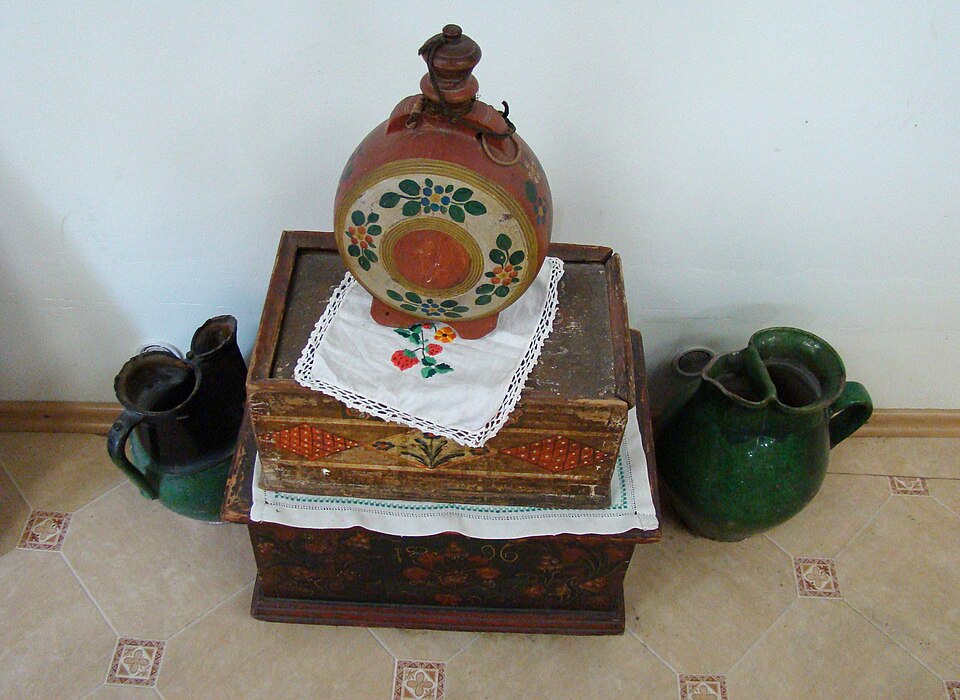 Element de mobilier și decorul sculptat.