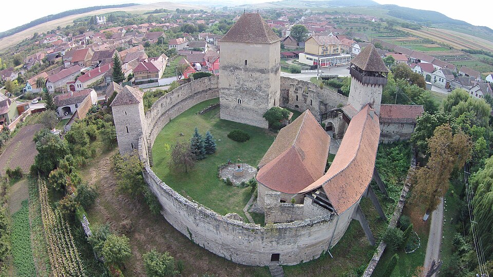 Fotografie aeriană oblică: incinte, turnuri și capelă.