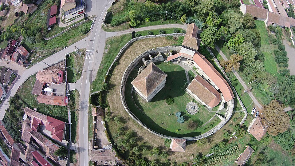 Fotografie aeriană din alt unghi asupra incintei ovale.
