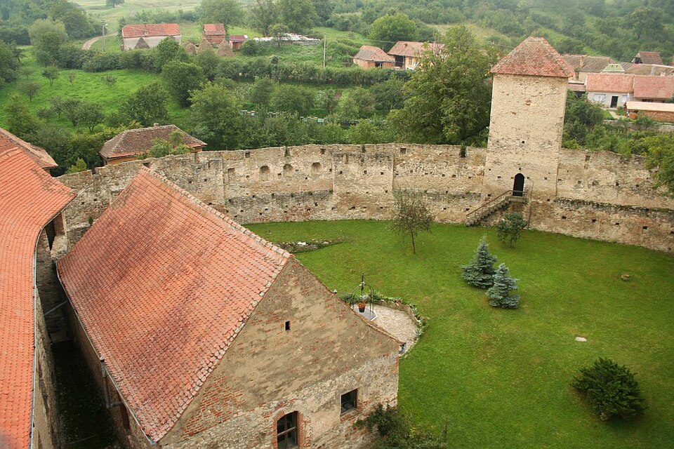 Capela și curtea văzute de sus, din cetate.