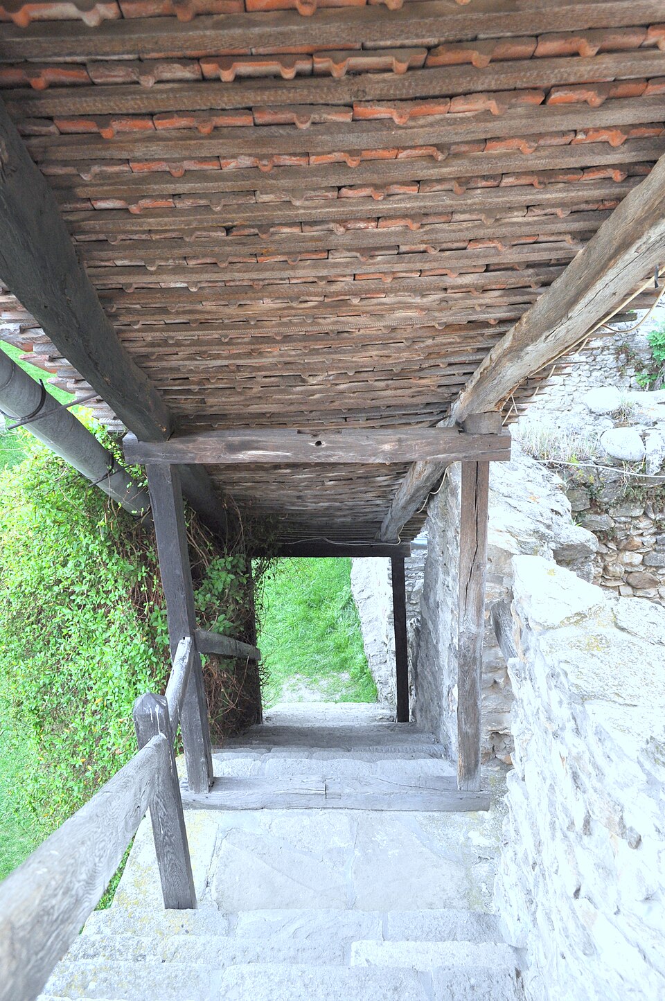 Pasaj acoperit și structura planșeului de lemn.