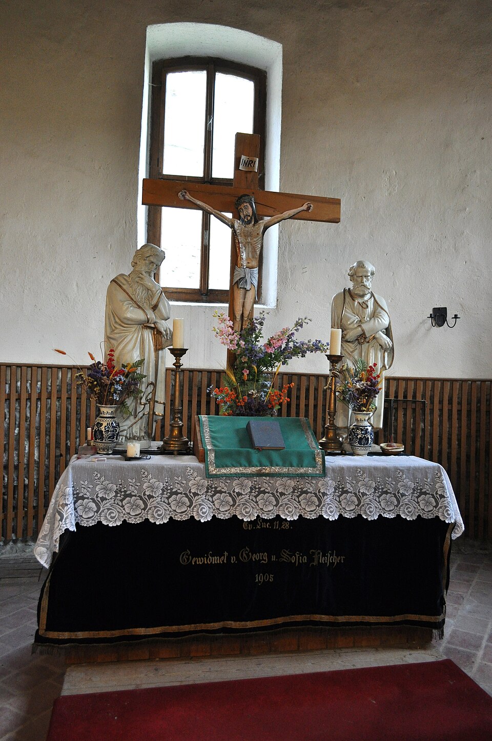 Altarul și fereastra capelei.