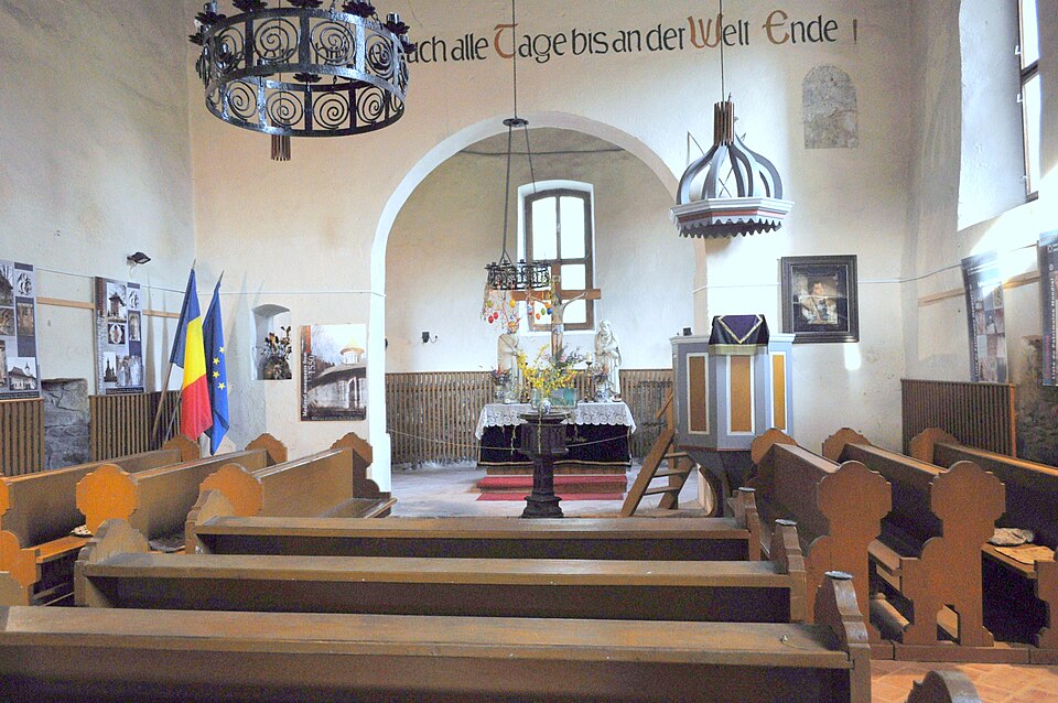 Interiorul capelei, bănci, altar și amvon.