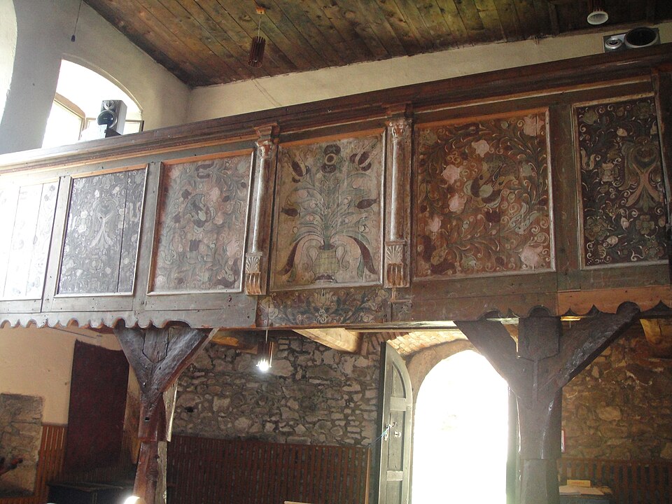 Tribuna de lemn și panourile pictate.