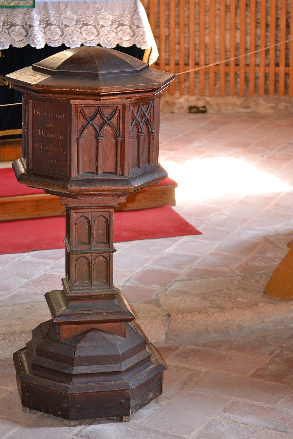 Mobilier liturgic de lemn al capelei.