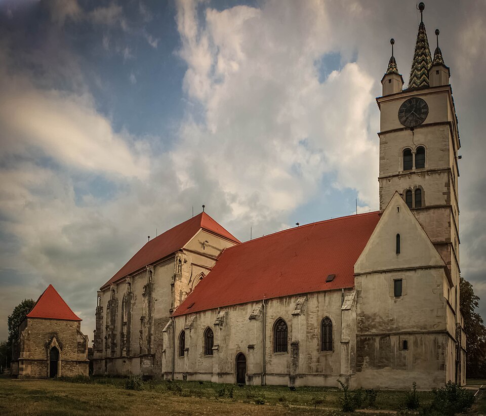 Biserica evanghelică, turnul și corpul navei, din exterior.