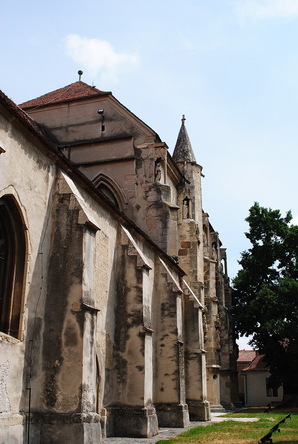 Corul gotic și contraforturile sale.