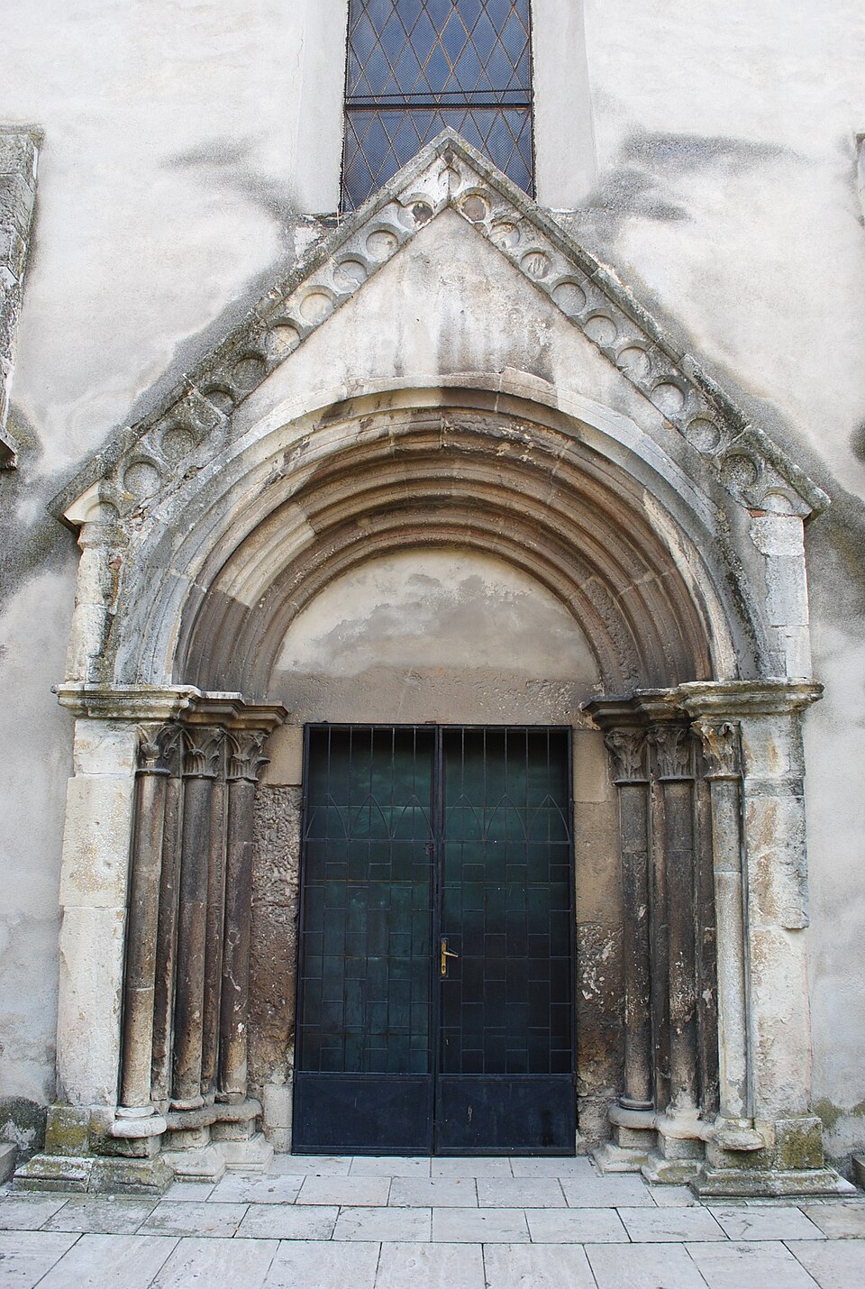 Portal gotic, arcaturi și canaturi.