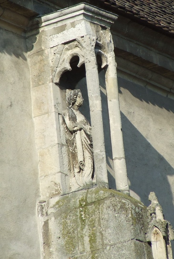 Sculptură exterioară în nișă gotică.