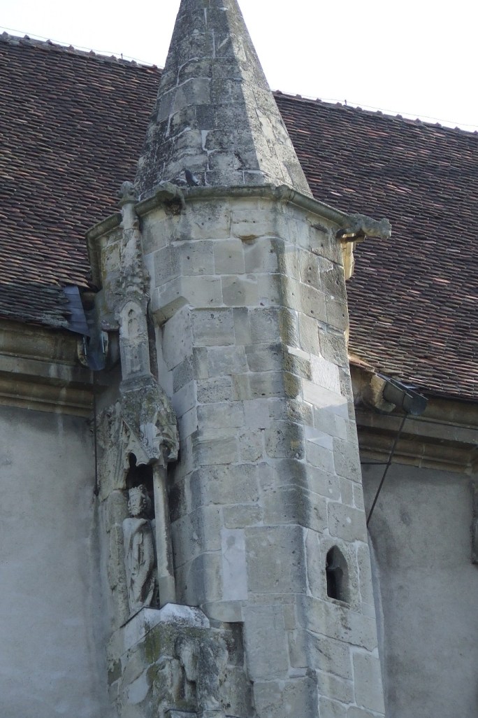 Contrafort și detaliile sculptate ale corului.
