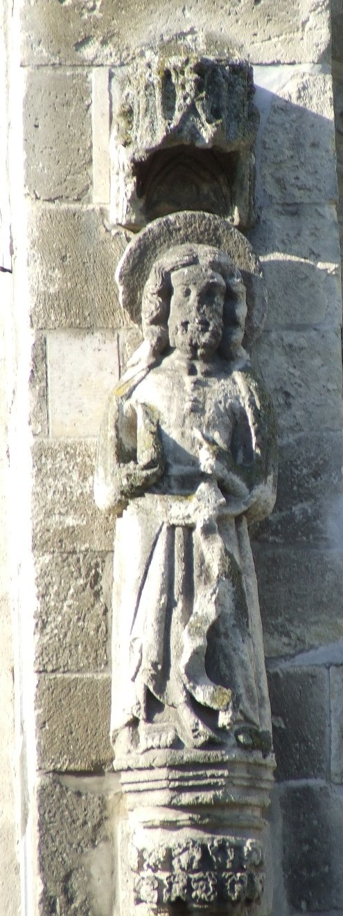 Statuie și decorul de colț al corului.